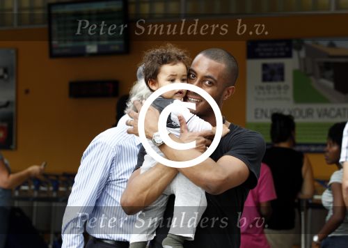 Curacao 8 januari 2012
Sunnery james haalt vrouw en Doutzen Kroes en zoon Phyllon op op het vliegveld van Curacao.
Peter Smulders bv
