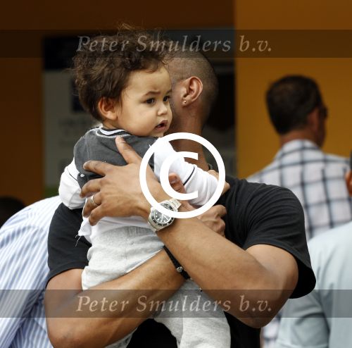 Curacao 8 januari 2012
Sunnery james haalt vrouw en Doutzen Kroes en zoon Phyllon op op het vliegveld van Curacao.
Peter Smulders bv