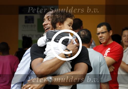 Curacao 8 januari 2012
Sunnery james haalt vrouw en Doutzen Kroes en zoon Phyllon op op het vliegveld van Curacao.
Peter Smulders bv