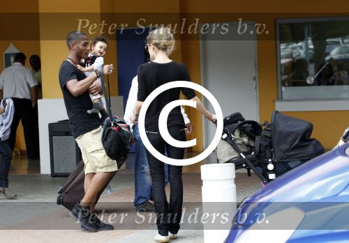 Curacao 8 januari 2012
Sunnery james haalt vrouw en Doutzen Kroes en zoon Phyllon op op het vliegveld van Curacao.
Peter Smulders bv