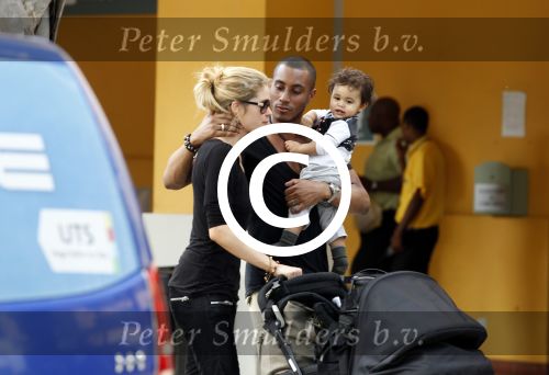 Curacao 8 januari 2012
Sunnery james haalt vrouw en Doutzen Kroes en zoon Phyllon op op het vliegveld van Curacao.
Peter Smulders bv