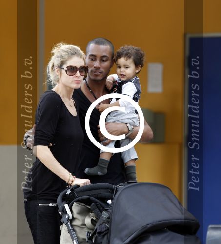 Curacao 8 januari 2012
Sunnery james haalt vrouw en Doutzen Kroes en zoon Phyllon op op het vliegveld van Curacao.
Peter Smulders bv