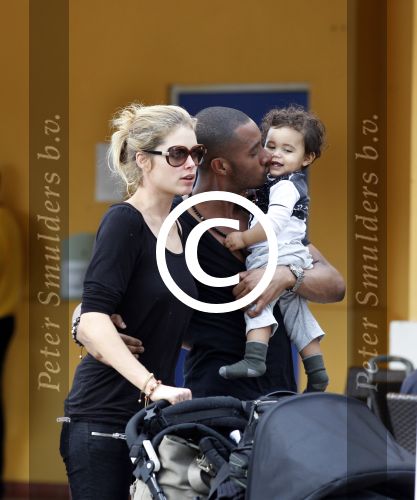 Curacao 8 januari 2012
Sunnery james haalt vrouw en Doutzen Kroes en zoon Phyllon op op het vliegveld van Curacao.
Peter Smulders bv