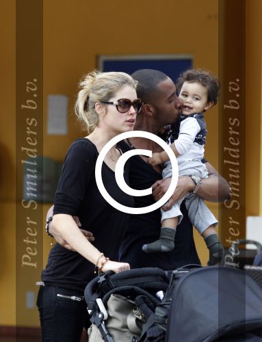 Curacao 8 januari 2012
Sunnery james haalt vrouw en Doutzen Kroes en zoon Phyllon op op het vliegveld van Curacao.
Peter Smulders bv