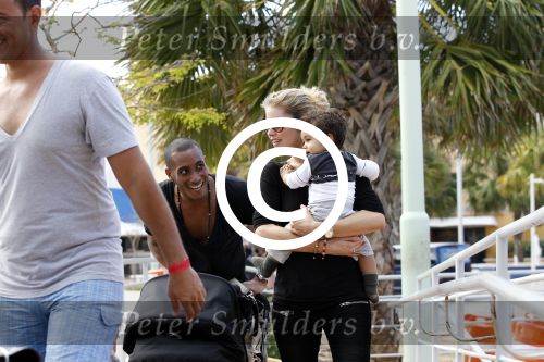 Curacao 8 januari 2012
Sunnery james haalt vrouw en Doutzen Kroes en zoon Phyllon op op het vliegveld van Curacao.
Peter Smulders bv