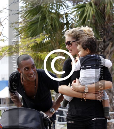 Curacao 8 januari 2012
Sunnery james haalt vrouw en Doutzen Kroes en zoon Phyllon op op het vliegveld van Curacao.
Peter Smulders bv