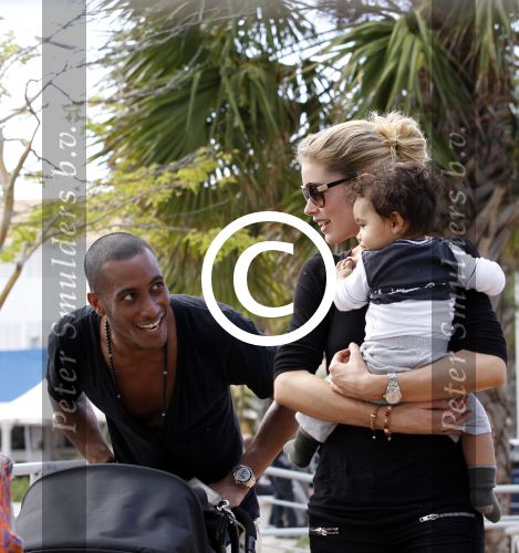 Curacao 8 januari 2012
Sunnery james haalt vrouw en Doutzen Kroes en zoon Phyllon op op het vliegveld van Curacao.
Peter Smulders bv
