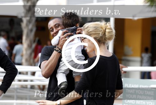 Curacao 8 januari 2012
Sunnery james haalt vrouw en Doutzen Kroes en zoon Phyllon op op het vliegveld van Curacao.
Peter Smulders bv