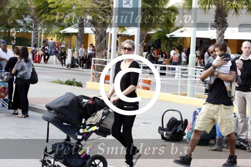 Curacao 8 januari 2012
Sunnery james haalt vrouw en Doutzen Kroes en zoon Phyllon op op het vliegveld van Curacao.
Peter Smulders bv