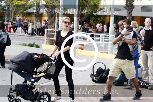 Curacao 8 januari 2012
Sunnery james haalt vrouw en Doutzen Kroes en zoon Phyllon op op het vliegveld van Curacao.
Peter Smulders bv
