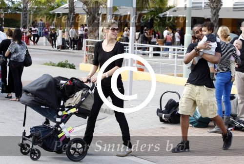 Curacao 8 januari 2012
Sunnery james haalt vrouw en Doutzen Kroes en zoon Phyllon op op het vliegveld van Curacao.
Peter Smulders bv