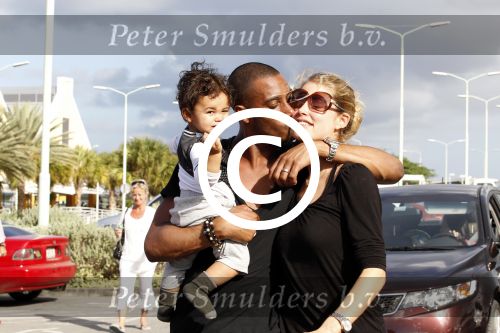 Curacao 8 januari 2012
Sunnery james haalt vrouw en Doutzen Kroes en zoon Phyllon op op het vliegveld van Curacao.
Peter Smulders bv