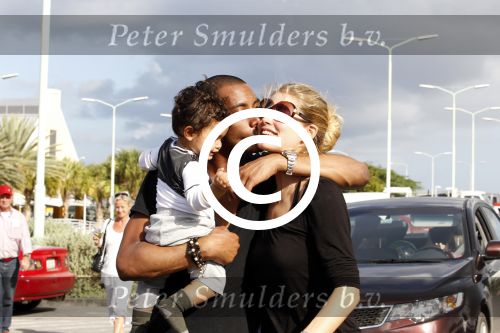 Curacao 8 januari 2012
Sunnery james haalt vrouw en Doutzen Kroes en zoon Phyllon op op het vliegveld van Curacao.
Peter Smulders bv