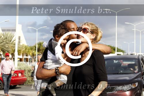 Curacao 8 januari 2012
Sunnery james haalt vrouw en Doutzen Kroes en zoon Phyllon op op het vliegveld van Curacao.
Peter Smulders bv