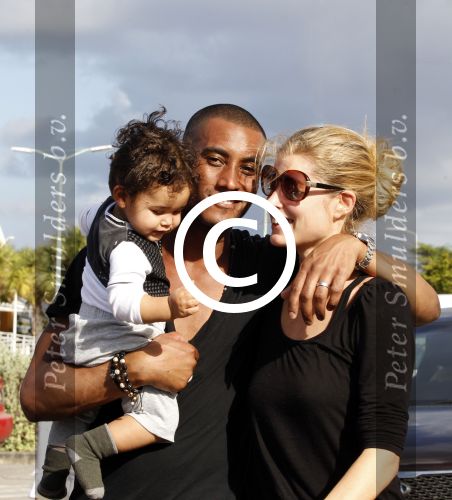 Curacao 8 januari 2012
Sunnery james haalt vrouw en Doutzen Kroes en zoon Phyllon op op het vliegveld van Curacao.
Peter Smulders bv