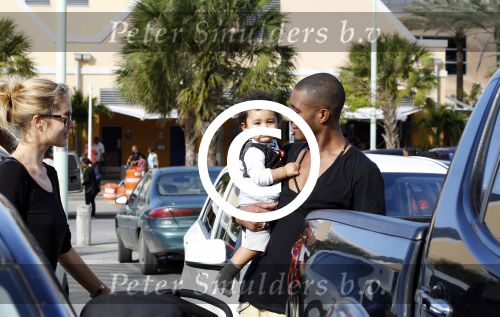 Curacao 8 januari 2012
Sunnery james haalt vrouw en Doutzen Kroes en zoon Phyllon op op het vliegveld van Curacao.
Peter Smulders bv