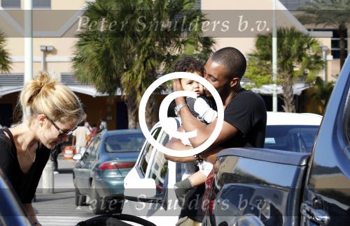Curacao 8 januari 2012
Sunnery james haalt vrouw en Doutzen Kroes en zoon Phyllon op op het vliegveld van Curacao.
Peter Smulders bv