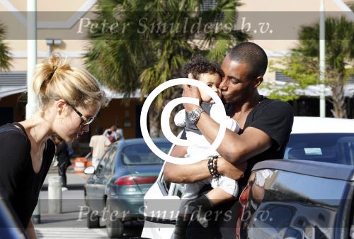 Curacao 8 januari 2012
Sunnery james haalt vrouw en Doutzen Kroes en zoon Phyllon op op het vliegveld van Curacao.
Peter Smulders bv