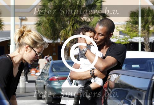 Curacao 8 januari 2012
Sunnery james haalt vrouw en Doutzen Kroes en zoon Phyllon op op het vliegveld van Curacao.
Peter Smulders bv