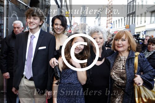 Amsterdam 7 december 2011
Premiere van het gordijnpaleis in Tuschinski. Susan Visser Kitty Courbois Trudy de Jong Isabelle Stokkel en Myron Wouts
Peter Smulders bv
