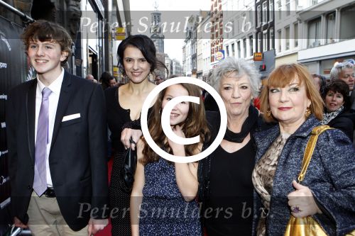 Amsterdam 7 december 2011
Premiere van het gordijnpaleis in Tuschinski. Susan Visser Kitty Courbois Trudy de Jong Isabelle Stokkel en Myron Wouts
Peter Smulders bv