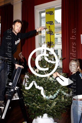Amsterdam 8 december 2011
Bn ers tuigen kerstboom op voor het goede doel in artis. De aktie is mogelijk gemaakt door Sky radio. Tanja Jess en Charly Luske
Peter Smulders bv