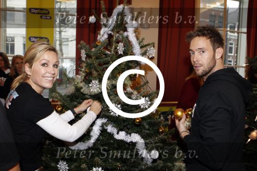 Amsterdam 8 december 2011
Bn ers tuigen kerstboom op voor het goede doel in artis. De aktie is mogelijk gemaakt door Sky radio. Tanja Jess en Charly Luske
Peter Smulders bv