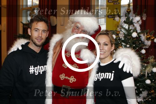 Amsterdam 8 december 2011
Bn ers tuigen kerstboom op voor het goede doel in artis. De aktie is mogelijk gemaakt door Sky radio. Tanja Jess en Charly Luske
Peter Smulders bv