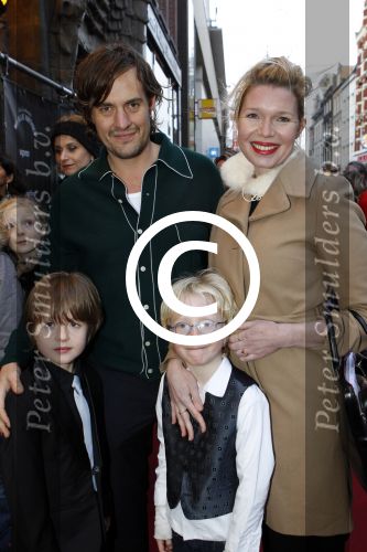 Amsterdam 7 december 2011
Premiere van het gordijnpaleis in Tuschinski. Tjitske Reidinga en Vincent Croiset met kinderen
Peter Smulders bv