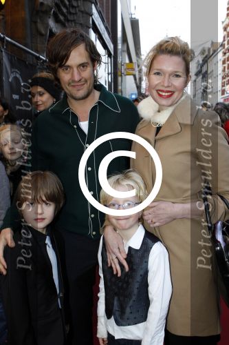 Amsterdam 7 december 2011
Premiere van het gordijnpaleis in Tuschinski. Tjitske Reidinga en Vincent Croiset met kinderen
Peter Smulders bv