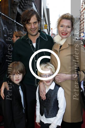 Amsterdam 7 december 2011
Premiere van het gordijnpaleis in Tuschinski. Tjitske Reidinga en Vincent Croiset met kinderen
Peter Smulders bv