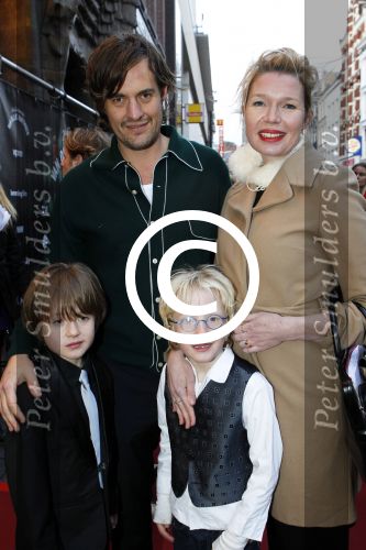 Amsterdam 7 december 2011
Premiere van het gordijnpaleis in Tuschinski. Tjitske Reidinga en Vincent Croiset met kinderen
Peter Smulders bv