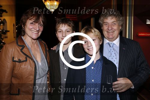 Amsterdam 22 december 2011
Premiere kerstcircus in carre. Tony Eyk met vrouw en kleinzoons
Peter Smulders bv