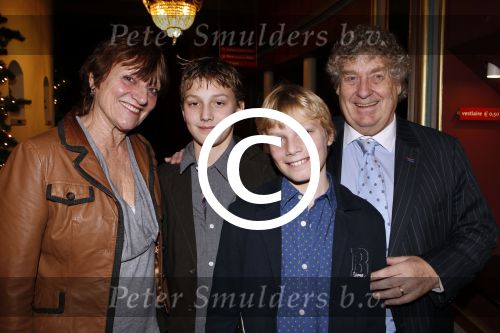 Amsterdam 22 december 2011
Premiere kerstcircus in carre. Tony Eyk met vrouw en kleinzoons
Peter Smulders bv