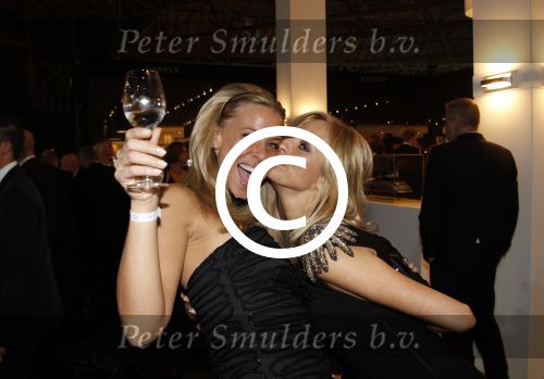 Amsterdam 8 december 2011
Openings en VIP avond van de miljonairfair in de RAI. Veronica Risch met een vriendin
Peter Smulders bv