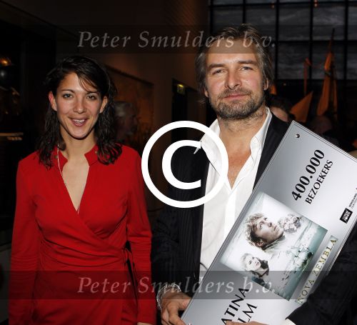 Amsterdam 15 december 2011
Reinout Oerlemans en Victor Reinier krijgen uit handen van prinses Marilene de platina film voor 400000 bezoekers voor Nova Zembla in het stedelijk museum. Victor met zijn vriendin
Peter Smulders bv