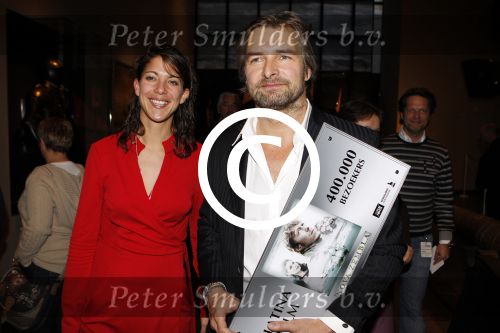 Amsterdam 15 december 2011
Reinout Oerlemans en Victor Reinier krijgen uit handen van prinses Marilene de platina film voor 400000 bezoekers voor Nova Zembla in het stedelijk museum. Victor met zijn vriendin
Peter Smulders bv