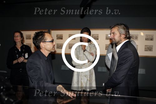 Amsterdam 15 december 2011
Reinout Oerlemans en Victor Reinier krijgen uit handen van prinses Marilene de platina film voor 400000 bezoekers voor Nova Zembla in het stedelijk museum.
Peter Smulders bv