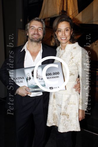Amsterdam 15 december 2011
Reinout Oerlemans en Victor Reinier krijgen uit handen van prinses Marilene de platina film voor 400000 bezoekers voor Nova Zembla in het stedelijk museum.
Peter Smulders bv