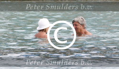 Curacao 30 december 2011
Willeke Alberti met kennissen Junior Zegger en zijn vouw in zee op curacao bij Hotel Avila Beach
Peter Smulders bv