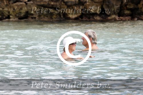 Curacao 30 december 2011
Willeke Alberti met kennissen Junior Zegger en zijn vouw in zee op curacao bij Hotel Avila Beach
Peter Smulders bv