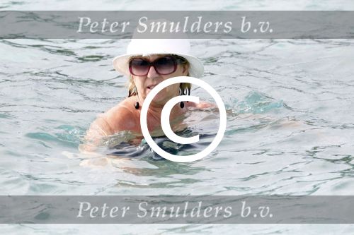 Curacao 30 december 2011
Willeke Alberti met kennissen Junior Zegger en zijn vouw in zee op curacao bij Hotel Avila Beach
Peter Smulders bv