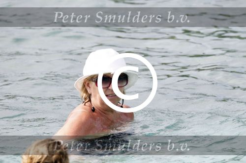 Curacao 30 december 2011
Willeke Alberti met kennissen Junior Zegger en zijn vouw in zee op curacao bij Hotel Avila Beach
Peter Smulders bv