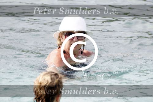 Curacao 30 december 2011
Willeke Alberti met kennissen Junior Zegger en zijn vouw in zee op curacao bij Hotel Avila Beach
Peter Smulders bv