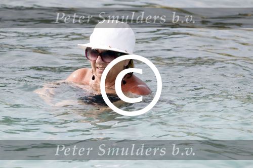 Curacao 30 december 2011
Willeke Alberti met kennissen Junior Zegger en zijn vouw in zee op curacao bij Hotel Avila Beach
Peter Smulders bv