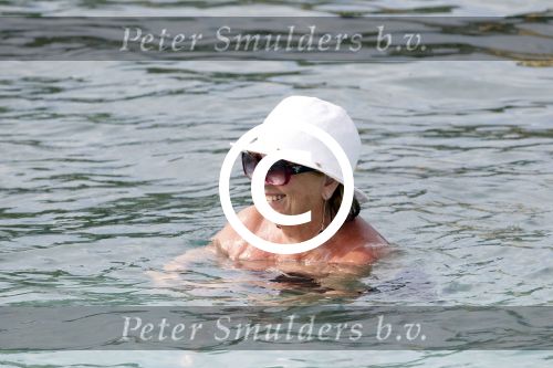 Curacao 30 december 2011
Willeke Alberti met kennissen Junior Zegger en zijn vouw in zee op curacao bij Hotel Avila Beach
Peter Smulders bv