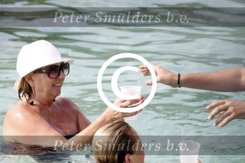 Curacao 30 december 2011
Willeke Alberti met kennissen Junior Zegger en zijn vouw in zee op curacao bij Hotel Avila Beach
Peter Smulders bv