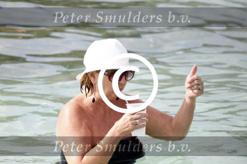 Curacao 30 december 2011
Willeke Alberti met kennissen Junior Zegger en zijn vouw in zee op curacao bij Hotel Avila Beach
Peter Smulders bv