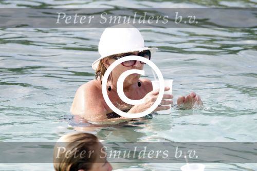 Curacao 30 december 2011
Willeke Alberti met kennissen Junior Zegger en zijn vouw in zee op curacao bij Hotel Avila Beach
Peter Smulders bv