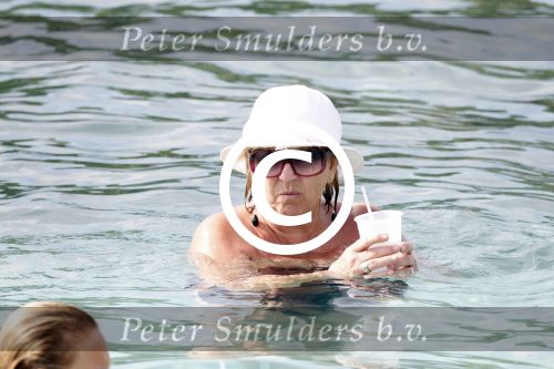 Curacao 30 december 2011
Willeke Alberti met kennissen Junior Zegger en zijn vouw in zee op curacao bij Hotel Avila Beach
Peter Smulders bv
